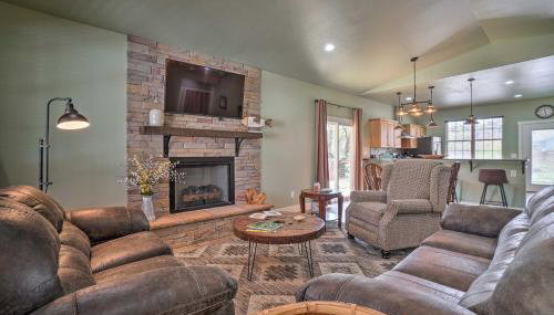 Modern Retreat with Deck Walk to White River! - Foto 5