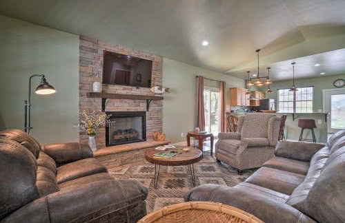 Modern Retreat with Deck Walk to White River! - Foto 5