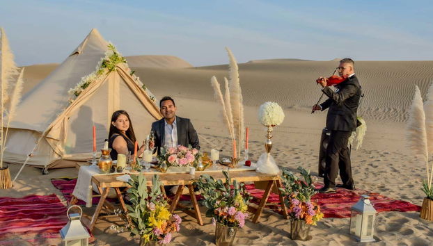 Un couple profitant du pique-nique