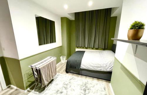 AdeamStays provides Beautiful centrally located 1 and 2 bed apartments on Liverpools Boulevard - Foto 40