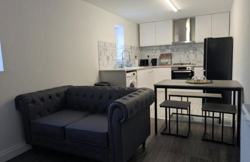 Modern Central Apartments with Balcony - Photo 20