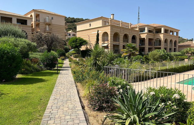 Apartment With sea View and Pool - Photo 25