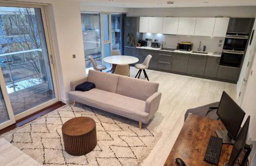 Luxury Corner Apartment by Cambridge Station with Free Allocated Underground Parking & Flexible Beds - Foto 1