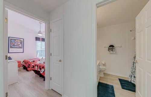 580 - Stunning Renovated Home with Large East Facing Pool Deck Overlooking Preservation Area and Games Room - Foto 47