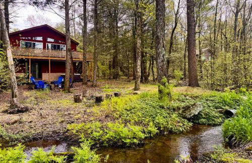 Hot Tub, Dock, Pool Table! Lakefront Poconos Haven - Foto 1