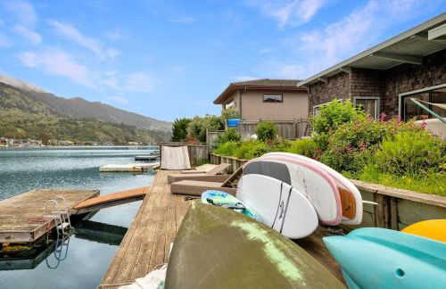Dockside getaway with hot tub & dock - Foto 7