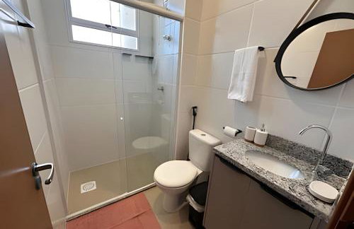 Apartamento na praia, 2 quartos e área de lazer - Foto 53