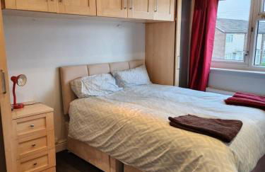 Spacious, 3 double bedroomed, free parking, 9 mins Elland Rd, nr Leeds City Centre - Foto 2