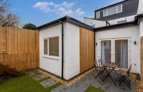 4 Bedroom 4 Bathroom House - Sleeps 7 - Prime Location, Free Parking, Self-Check-In, Workspace, Fast Wifi and Smart TV with Virgin TV and Netflix by Yoko Property - Photo 29