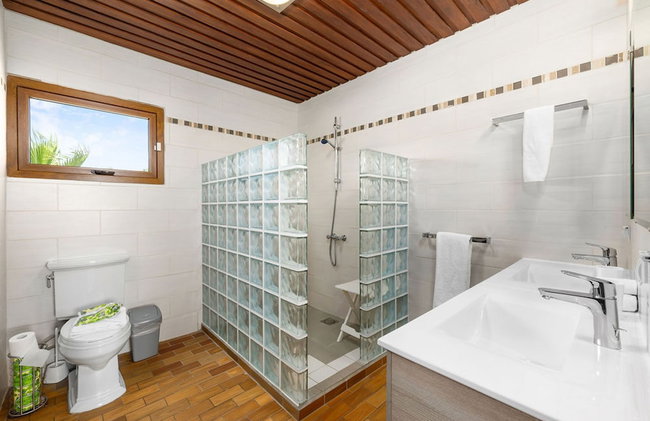 Spacious 4BR Villa Private Pool Cozy Location - Photo 12