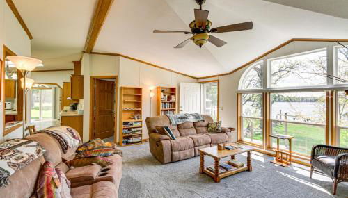 Waterfront Family Home with Yard on Portage Lake - Foto 4