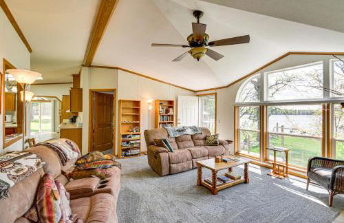 Waterfront Family Home with Yard on Portage Lake - Foto 4