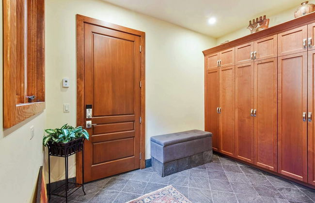 Luxury Mountain Chalet Deck w/ BBQ & Lake Views - Photo 33