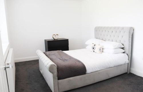 Spacious 2 Bedroom Home Next To Queen Victoria Hospital - Photo 12