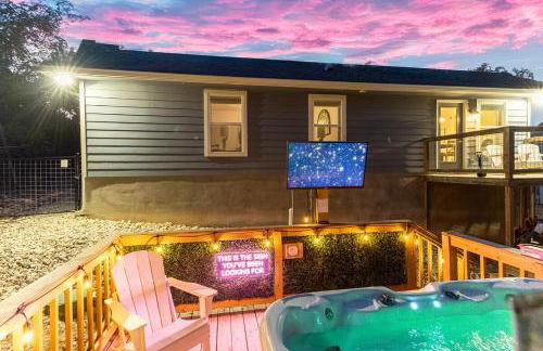 Neon Vibes Outdoor TV Hot Tub Arcade Room - Foto 22