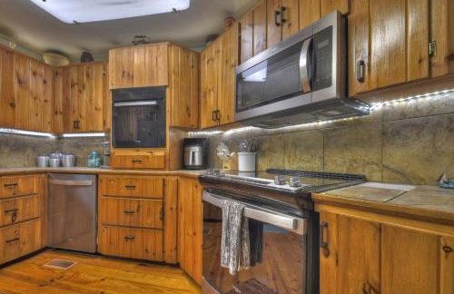 Bear Naked Hideaway - Relax in the hot tub with sounds from the nearby creek - Foto 10