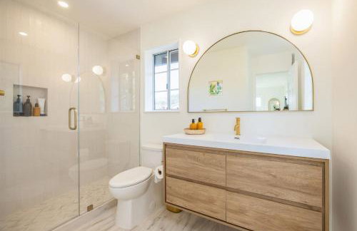 Seaside Home Modern Retreat with Breathtaking Views and Beachside Charm - Foto 34