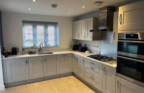 Brackley near Silverstone Grand Prix 3 double bed family home - Photo 1