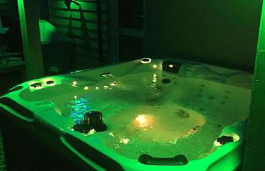 Luxury Pamper Home Hot Tub & Sauna Ladies Retreat - Photo 39