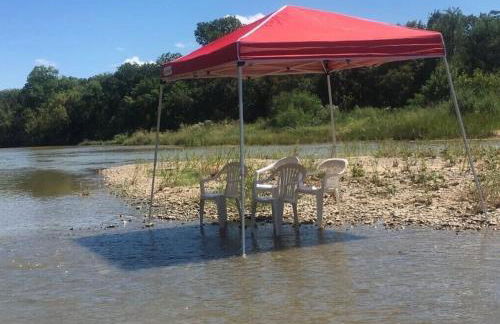 Hobbit Treehouse with waterfall on the Brazos River! 350 acres! Tubing! Petting zoo! - Foto 55