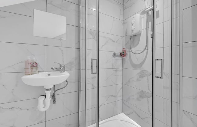 Remarkable Serviced Room West Drayton London UB7 - Photo 13