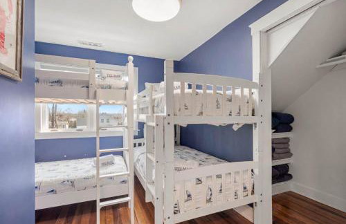 Walk to Beach at Historic Sears Kit Home - Foto 19