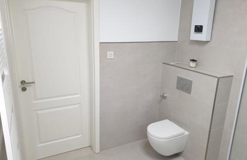 Schöne Wohnung über Wissen - Foto 8