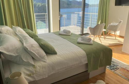 Beachfront Luxury Villa with Private Pool & Stunning Sea Views - Photo 6