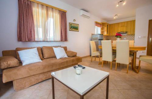 Three-Bedroom Apartment Mir with Private Infinity Pool - Foto 8