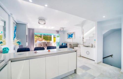 Marbella Luxury Home with Games Room & Sea Views - Photo 10