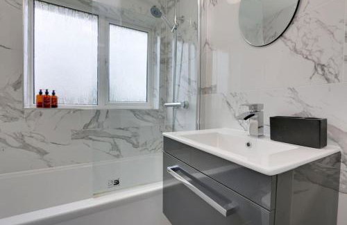 Superb 3 bed house, homely comforts close to supermarkets, with private parking on gated premise - Photo 35