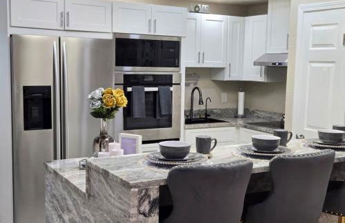 This luxury basement is the perfect getaway - Foto 12