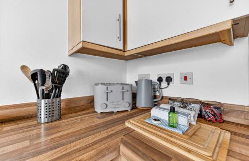 Stylish 3 Bedroom House - Excellent Location - Free Parking, Garden, Fast Wifi, Work Space and Self-Check-In by Yoko Property - Foto 25