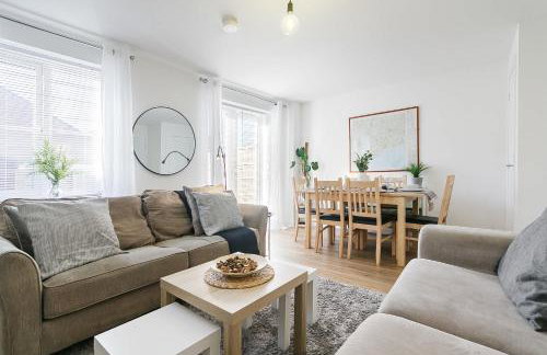 Comfortable 4 Bed Modern Townhouse with Parking - Foto 14