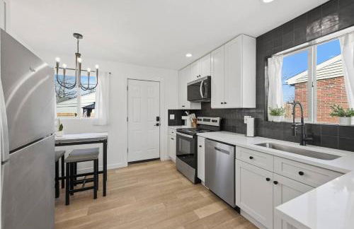 Cozy 2BR Retreat with Backyard Lounge - Foto 7