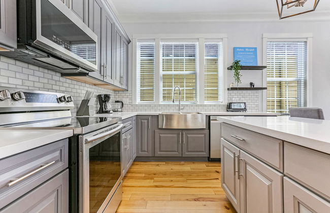 Chic 4 BR Condo - Large Pool - Perfect Location - Photo 16