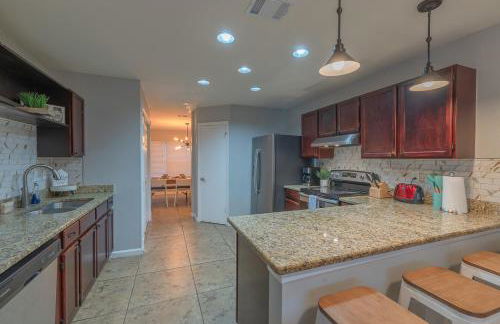 Luxury 5BR House with Pool by SeaWorld & Lackland - Foto 11