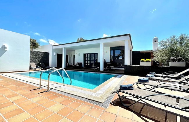 Beautiful 5-bed Villa in Playa Blanca - Photo 23