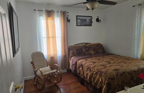 Chic City Charming Bungalow with all the Amentities Great Family Getaway! - Foto 14