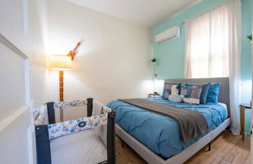 Breezy 1BR Retreat Walk to UofA and Spring Fun - Foto 19