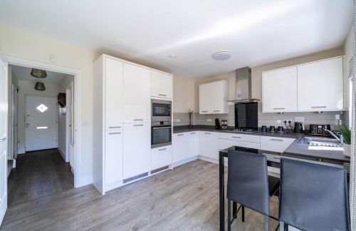 Luxury 3-Bedroom Escape, Timeless Charm, Near Monmouth Castle, Sleeps 6, Parking, Free WiFi - Foto 14