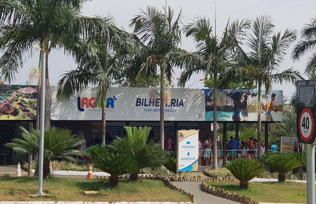 Frente ao Parque da Lagoa Quente, Apto particular com varanda e vista piscinas, com tela de proteção - Foto 44