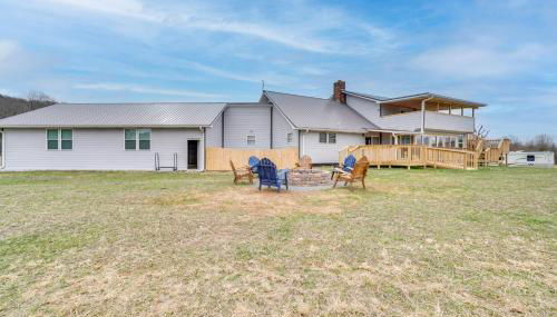 Deer Lake Lodge on 700 Wooded Acres in Dayton! - Foto 3