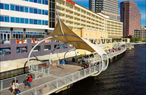 Chic & Spacious 4 Bedroom 3 Full Bathrooms Retreat in West Tampa and Pvt Backyard - Foto 25