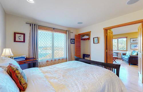 Oceanfront Retreat Close to Activities & the Beach - Photo 14