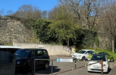 Royal Mile Escape-Free Parking - Photo 9