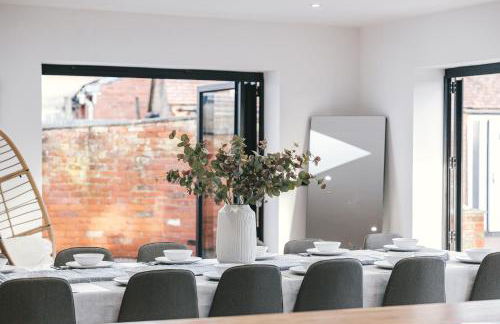 Large 7 Bedroom House for Families and Work Crews Hot Tub Parking Wi-Fi sleeps 17 - Foto 5