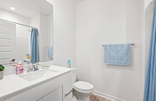 Spacious 5BR Getaway w Game Room & Modern Comfort - Photo 55