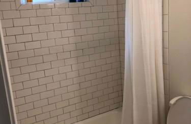 Renovated Cottage Minutes From Downtown - Foto 24