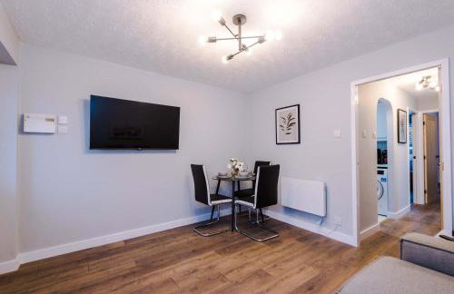 Long Stays Offers , New 2 Bed APT , Sleeps 3 , Wigan , Perfect for Relocations , Contractors , Families - Photo 4